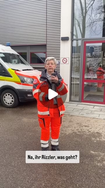 Mitarbeiterin vor einem Rettungswagen im Reel über Gen-Z-Sprache