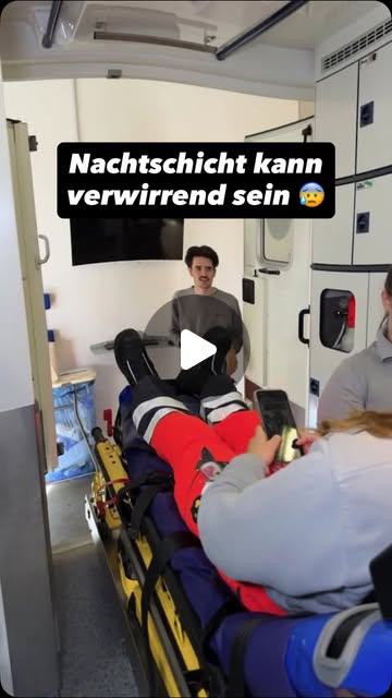 Team im Rettungswagen im Reel über eine verwirrende Nachtschicht